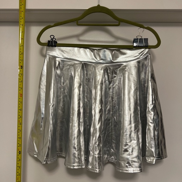 Urban CoCo Women’s shiny flared pleated mini skirt - Picture 2 of 3